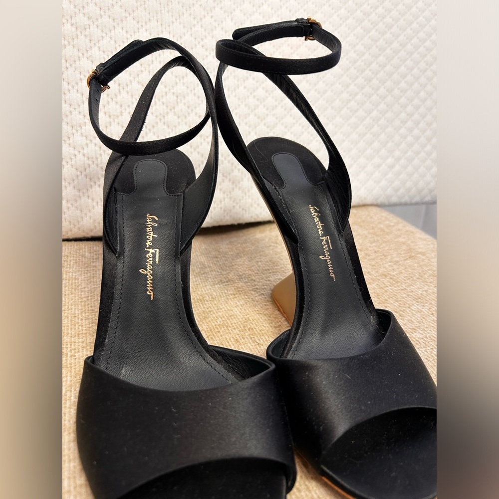 FERRAGAMO Arsina Womens Black Open Toe Gold Wedge Heeled Ankle Strap Sandal 8.5 - Picture 4 of 10